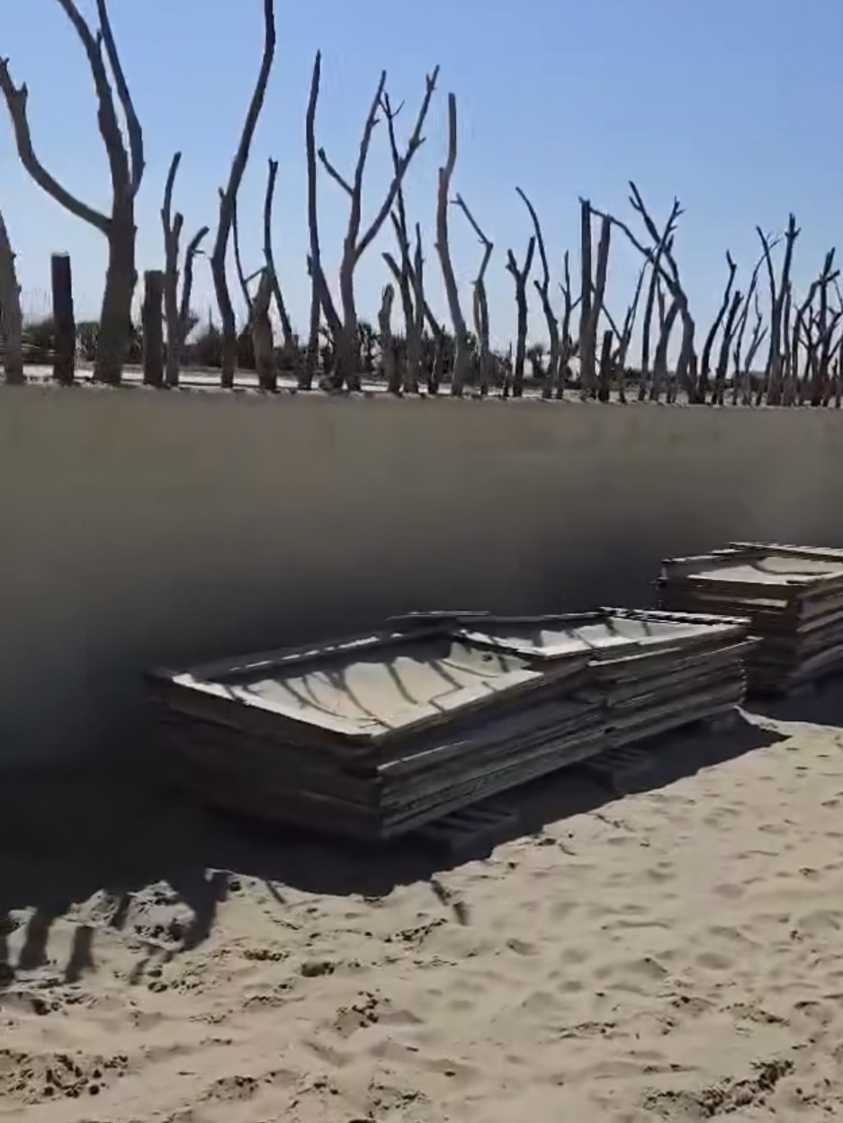 Colata di cemento sulla spiaggia di Licola: maxi abuso a Pozzuoli