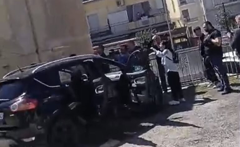 Auto pagate ma mai consegnate, a Bacoli protesta contro venditore TikToker «Ci hai truffati»