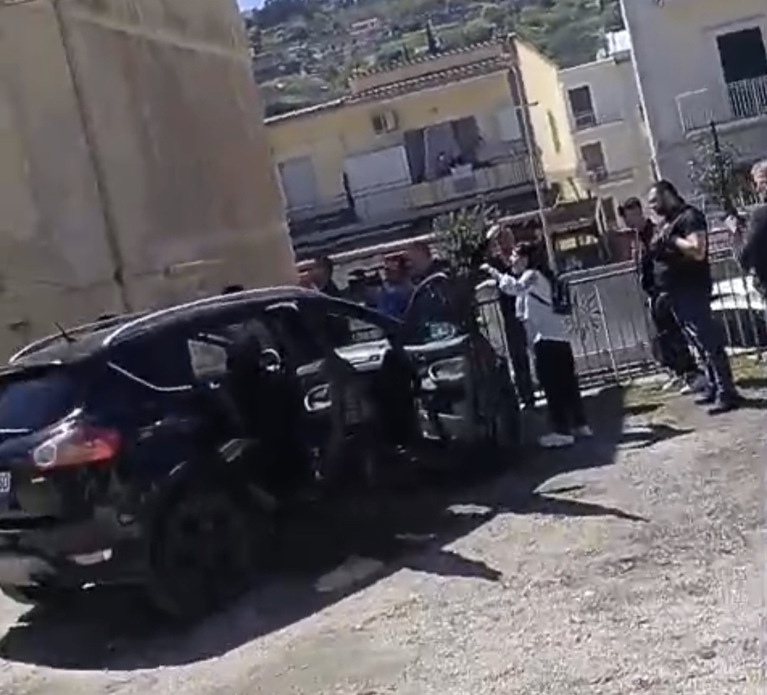 Auto pagate ma mai consegnate, a Bacoli protesta contro venditore TikToker «Ci hai truffati»