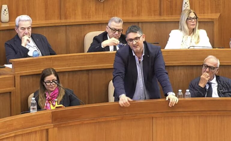 POZZUOLI/ Tensione al comune dopo la “caciara”, Manzoni & C. disertano l’aula