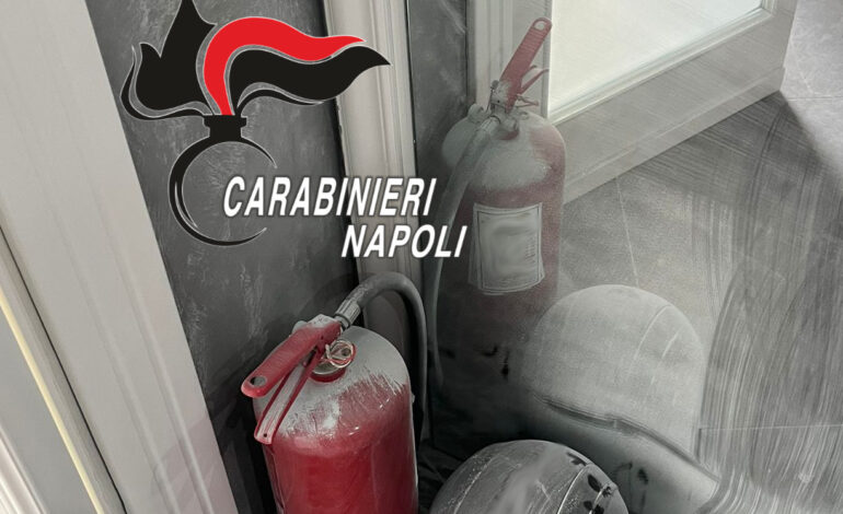 «La uccido» Scarica l’estintore sotto la porta di casa della sua ex: carabinieri arrestano 43enne