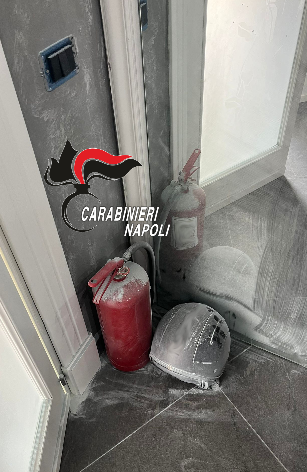 «La uccido» Scarica l’estintore sotto la porta di casa della sua ex: carabinieri arrestano 43enne