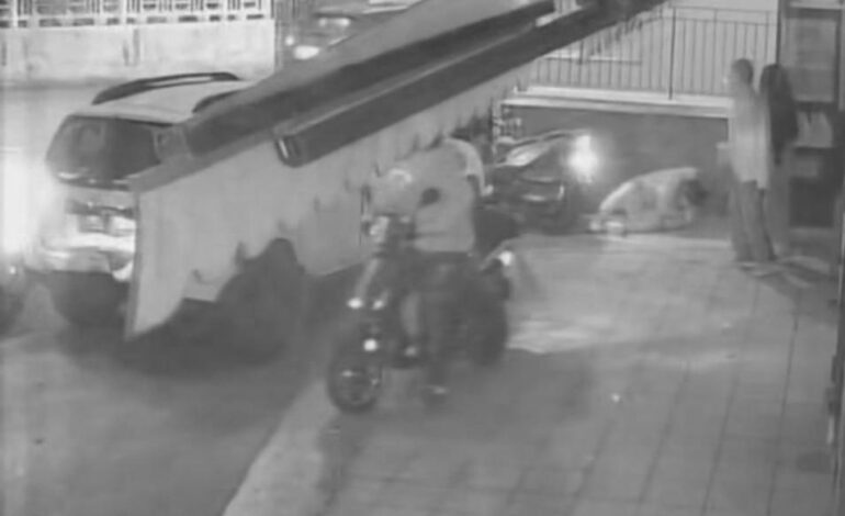 Auto fuori controllo travolge scooter a Monte di Procida. La vittima: “Guidava ubriaco e sotto effetto di droghe”