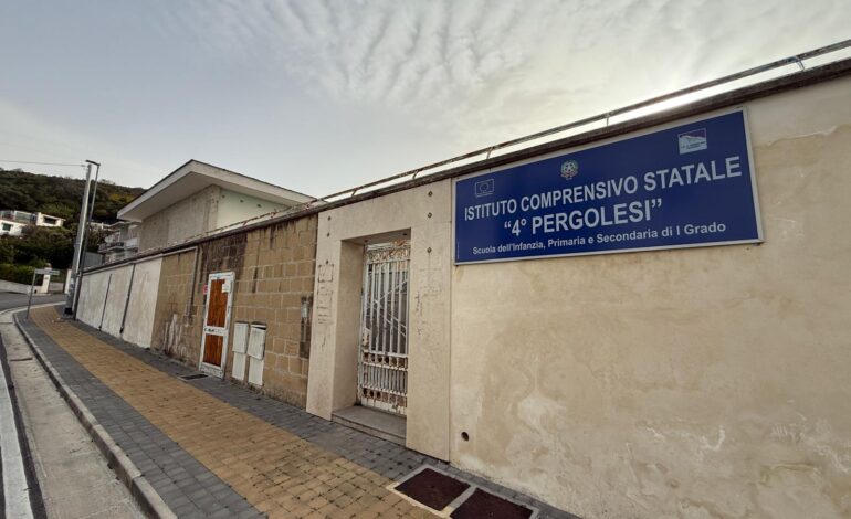 POZZUOLI/ Scuola di Lucrino ancora chiusa: la rabbia dei genitori – LE FOTO