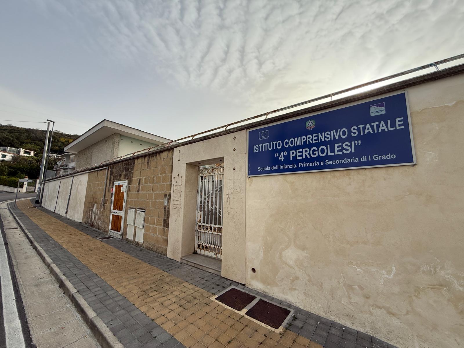 POZZUOLI/ Scuola di Lucrino ancora chiusa: la rabbia dei genitori – LE FOTO