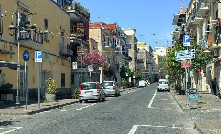 BACOLI/ Disattivata la Ztl in centro, soddisfatti i commercianti: “Respiro per le nostre attività”