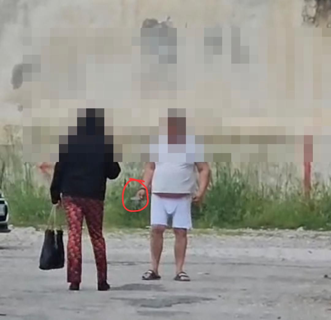 Paura a Pozzuoli: uomo armato di coltello tenta il suicidio e poi minaccia vicini di casa e 118 – LA FOTO