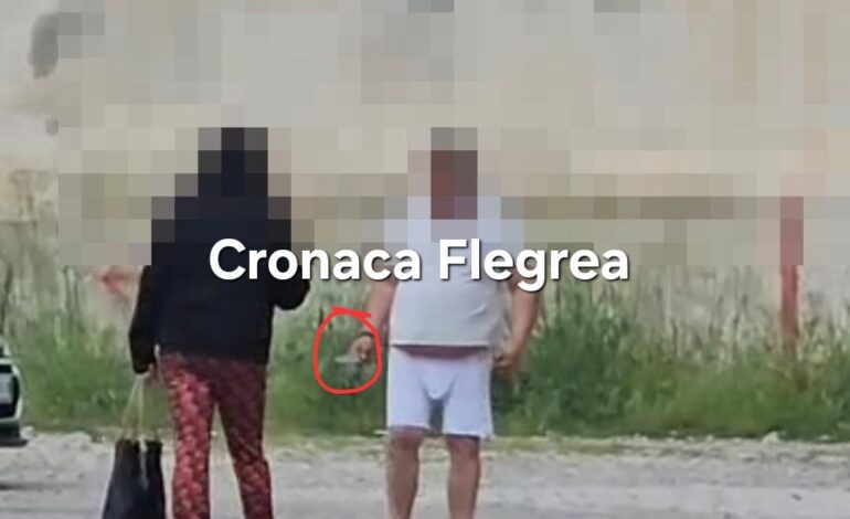 Paura a Pozzuoli: uomo armato di coltello tenta il suicidio e poi minaccia i vicini di casa – LA FOTO