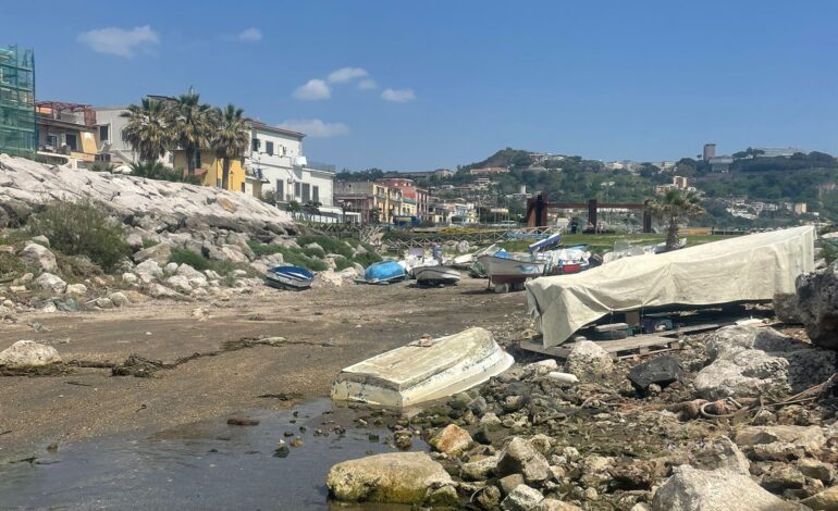POZZUOLI/ Barche abbandonate e ormeggi abusivi: scempio a via Napoli – LE FOTO