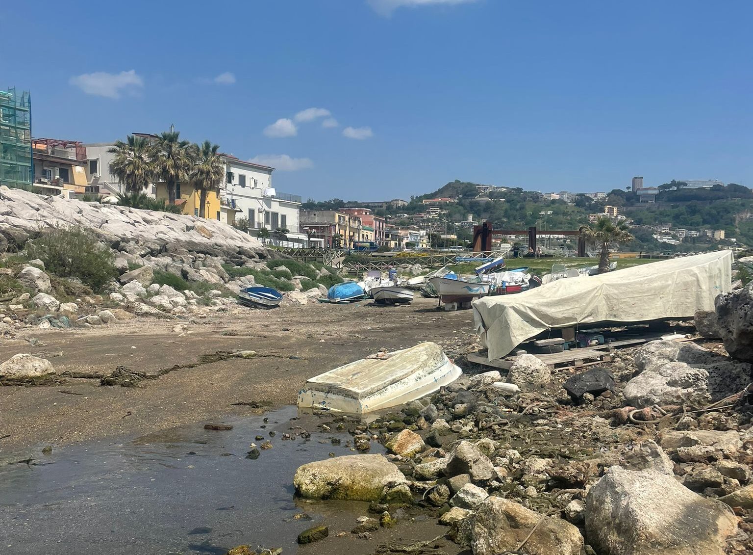 POZZUOLI/ Barche abbandonate e ormeggi abusivi: scempio a via Napoli – LE FOTO