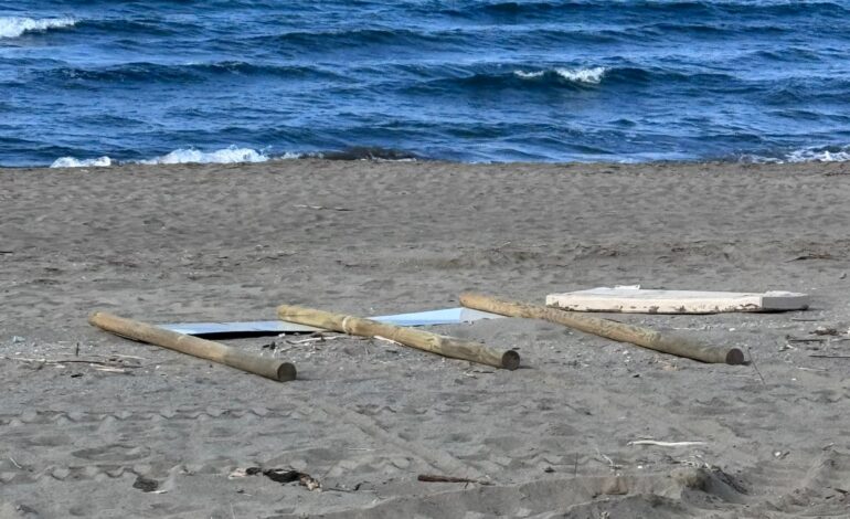 BACOLI/ L’Agenzia del Demanio dà torto a Josi: la Marina militare rimuove i cartelli “spiaggia libera” – LE FOTO