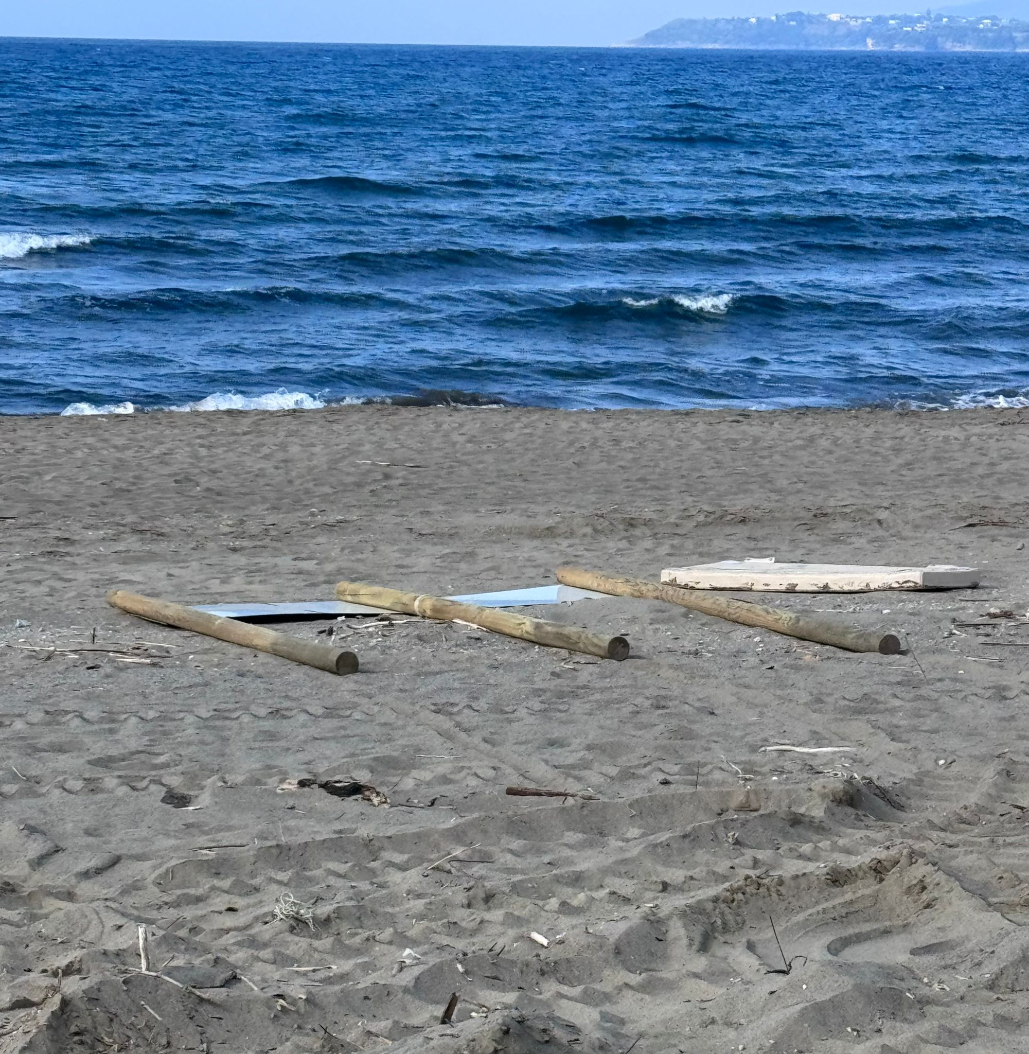 BACOLI/ L’Agenzia del Demanio dà torto a Josi: la Marina militare rimuove i cartelli “spiaggia libera” – LE FOTO