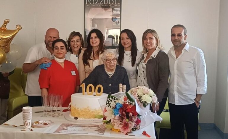 Festa bis per nonna Matilde: torta per i cento anni nella RSA di Pozzuoli – LE FOTO