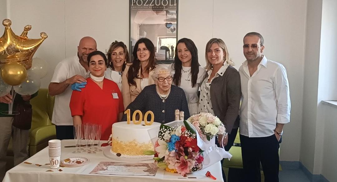 Festa bis per nonna Matilde: torta per i cento anni nella RSA di Pozzuoli – LE FOTO