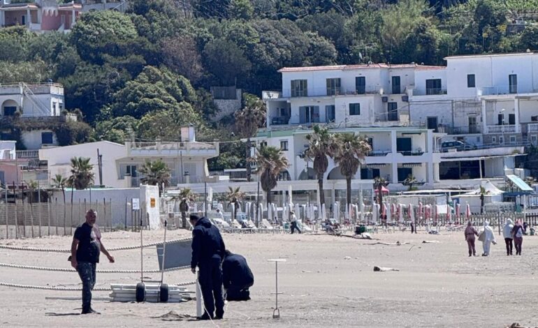 Lidi militari a Bacoli, la Marina rimuove di nuovo i cartelli “spiaggia libera” – LE FOTO