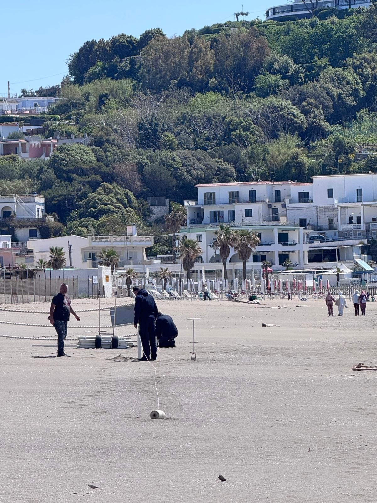 Lidi militari a Bacoli, la Marina rimuove di nuovo i cartelli “spiaggia libera” – LE FOTO