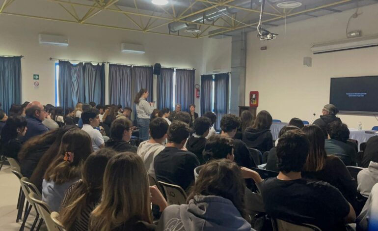 Dieci fiori per non dimenticare: il tour che dà voce alle vittime nelle scuole flegree