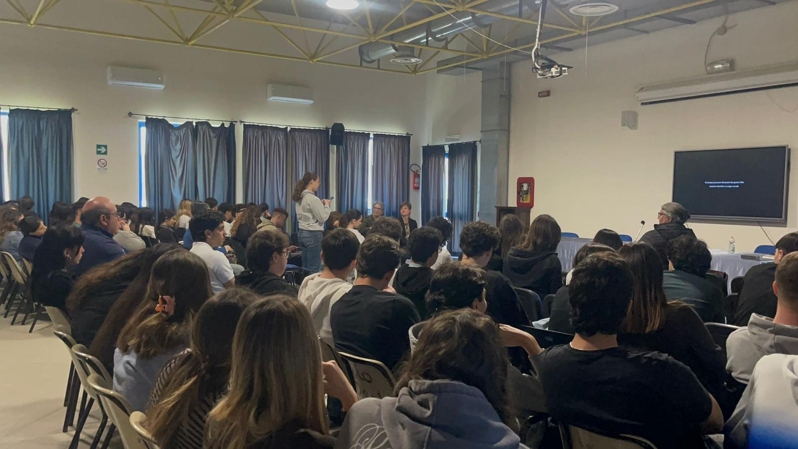 Dieci fiori per non dimenticare: il tour che dà voce alle vittime nelle scuole flegree