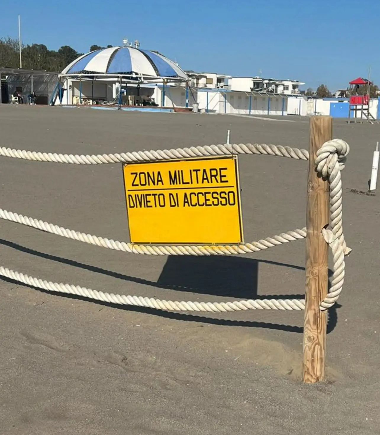 Lido della Marina, parla il concessionario: “Chiesta la rimozione del cartello zona militare”