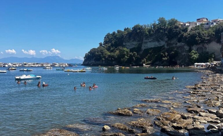 Follia a Bacoli: due sedicenni accoltellati in spiaggia da un coetaneo