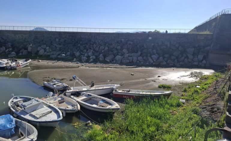 La Darsena di Pozzuoli prosciugata: montagna di sabbia impedisce l’uscita delle barche – LE FOTO