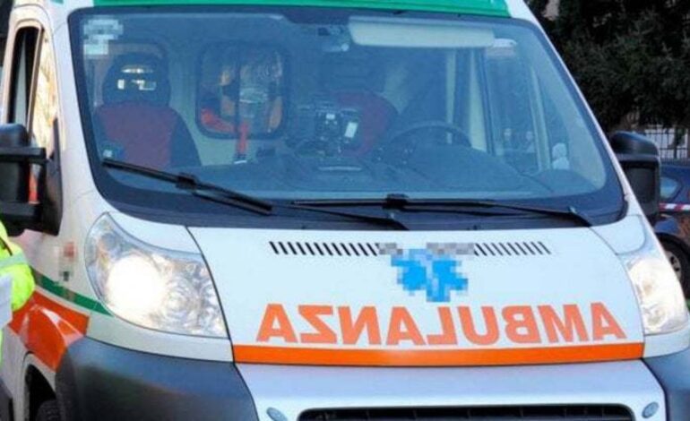 Ambulanza bloccata nel traffico, poliziotti di Pozzuoli mettono in salvo una neonata