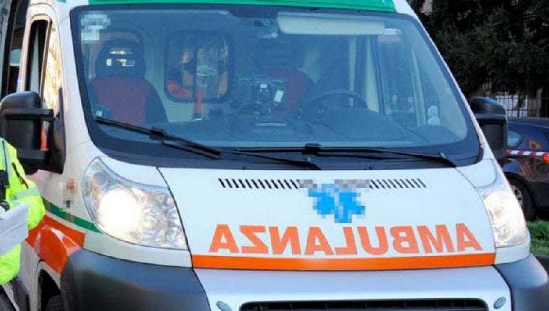 Ambulanza bloccata nel traffico, poliziotti di Pozzuoli mettono in salvo una neonata
