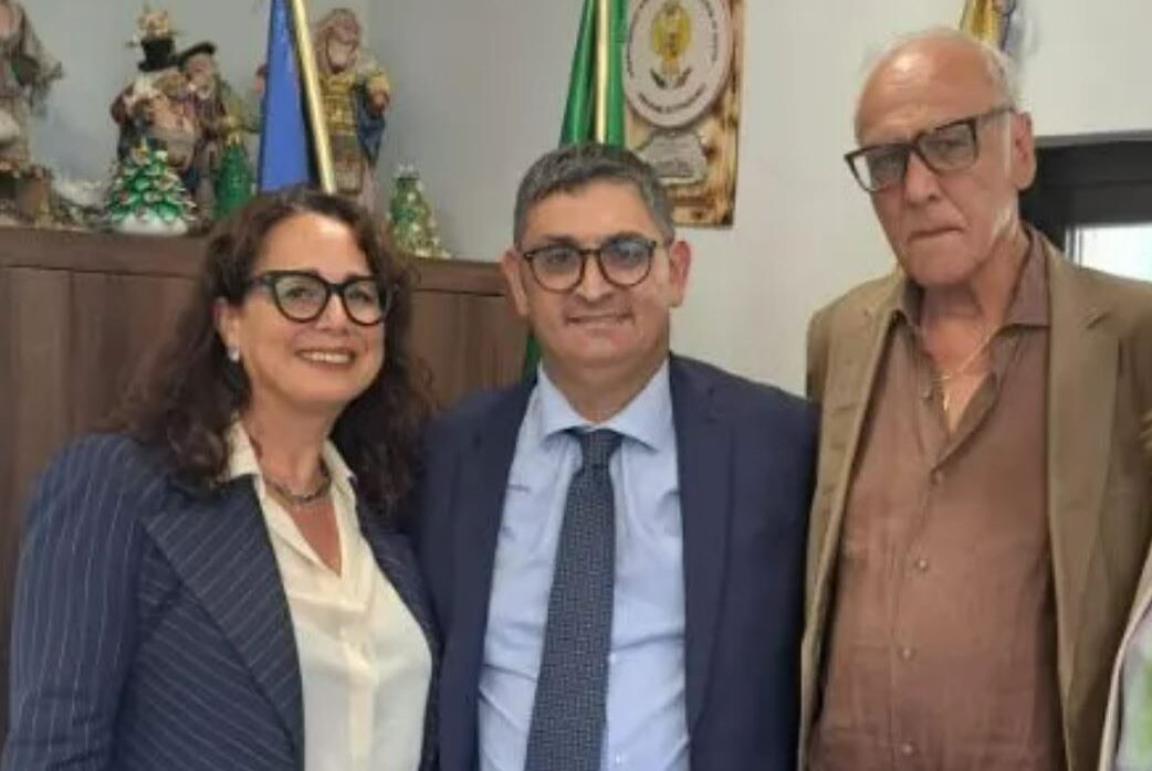 Degrado nelle scuole di Pozzuoli, l’assessore all’Ambiente mette la pezza (peggiore del buco)