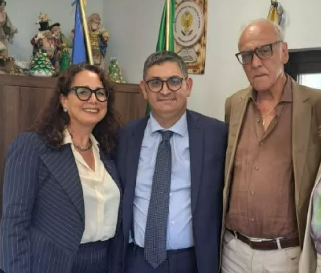 Degrado nelle scuole di Pozzuoli, l’assessore all’Ambiente mette la pezza (peggiore del buco)