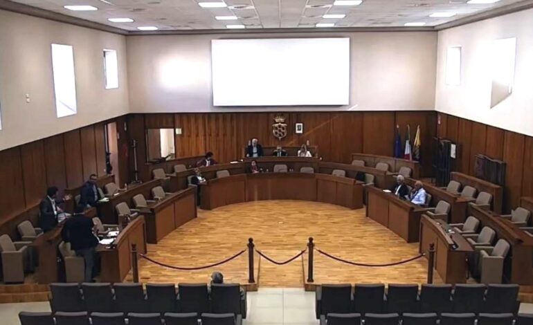 POZZUOLI/ La maggioranza Manzoni batte in ritirata, caos in aula. Il presidente bacchetta i consiglieri «Mancanza di rispetto»