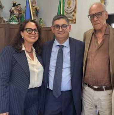 Degrado nelle scuole di Pozzuoli, l’assessore all’Ambiente mette la pezza (peggio del buco)