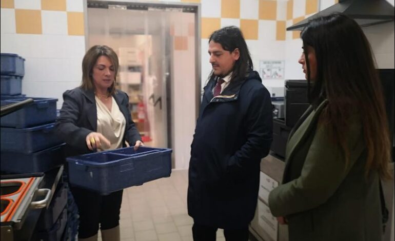 A Bacoli il sindaco nella mensa scolastica per controllare cibo e condizioni igieniche
