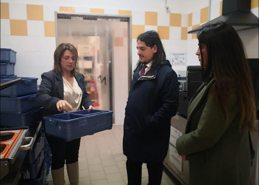 A Bacoli il sindaco nella mensa scolastica per controllare cibo e condizioni igieniche