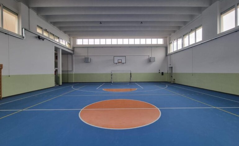 Il Ministro Musumeci fa il sindaco di Pozzuoli e presenta la nuova palestra della scuola Pergolesi