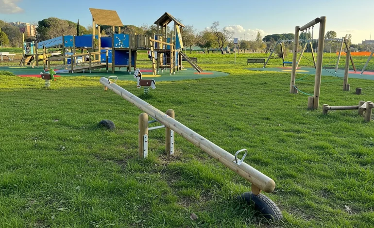 Si masturbava nel parco giochi davanti ai bambini, 46enne arrestato dai carabinieri