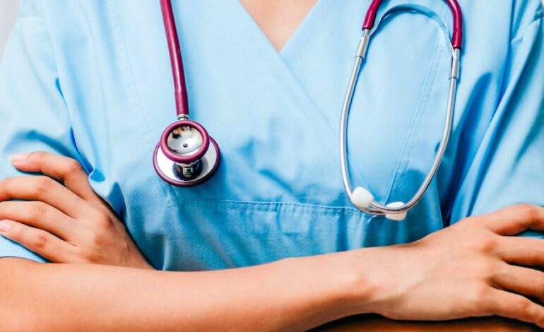 Infermiere del Monaldi rapina una donna con il bisturo: arrestato
