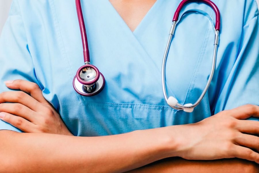 Infermiere del Monaldi rapina una donna con il bisturo: arrestato