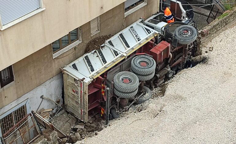 Paura a Pozzuoli: camion si ribalta durante i lavori sull’ex linea Cumana, distrutta palestra e ferito il conducente – LE FOTO