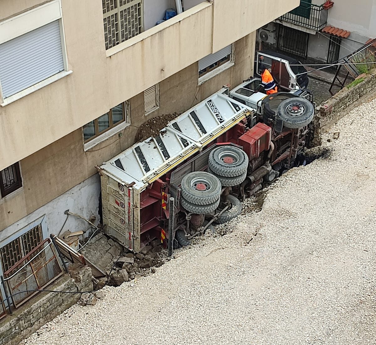 Paura a Pozzuoli: camion si ribalta durante i lavori sull’ex linea Cumana, distrutta palestra e ferito il conducente – LE FOTO
