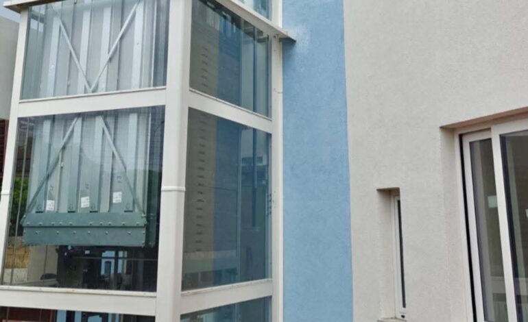 Arriva l’ascensore a scuola e il sindaco di Bacoli si emoziona