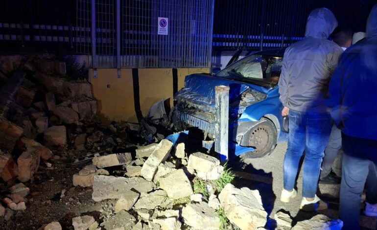 Paura nella notte a Bacoli: 24enne si schianta contro un muro