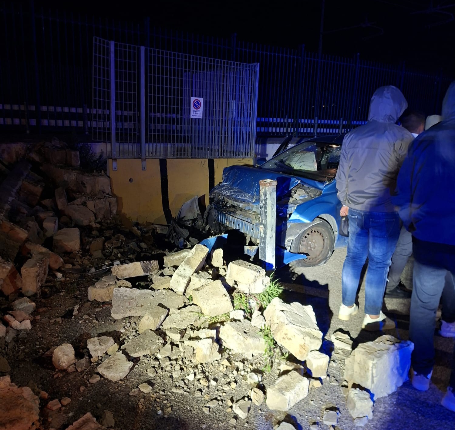 Paura nella notte a Bacoli: 24enne si schianta contro un muro