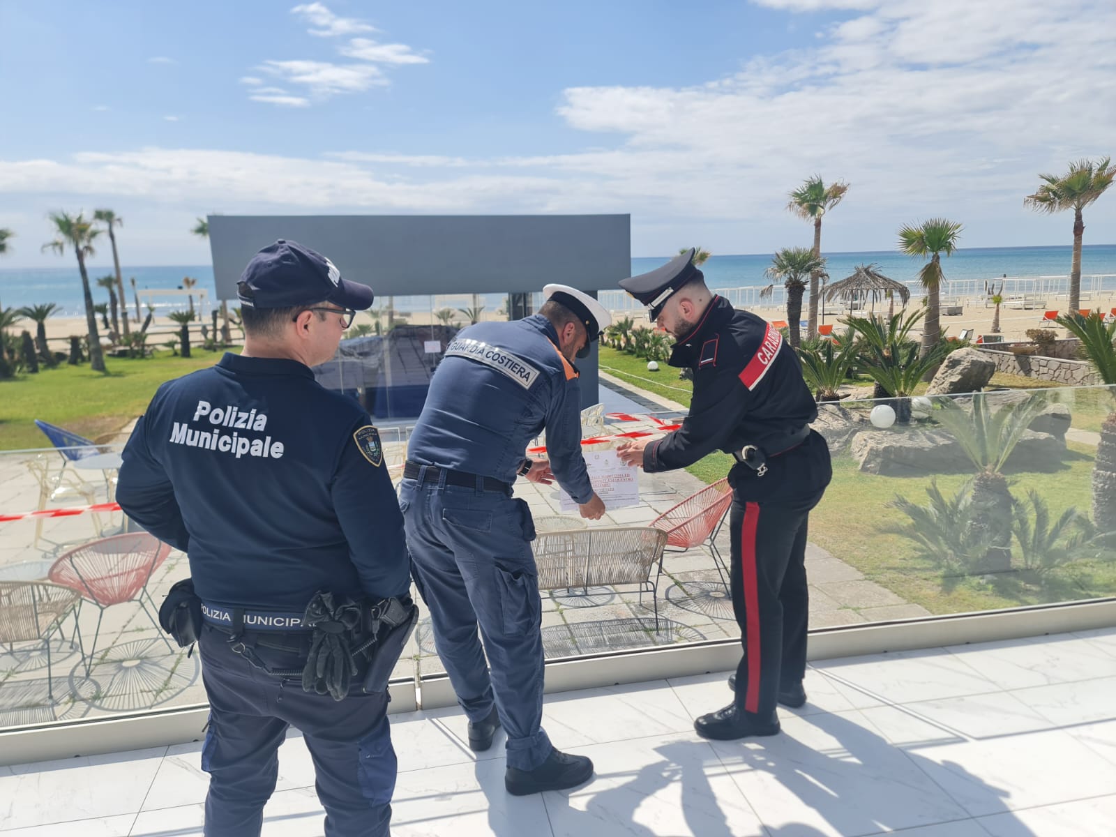 Abusi in spiaggia tra Licola e Varcaturo: sequestri in quattro stabilimenti balneari