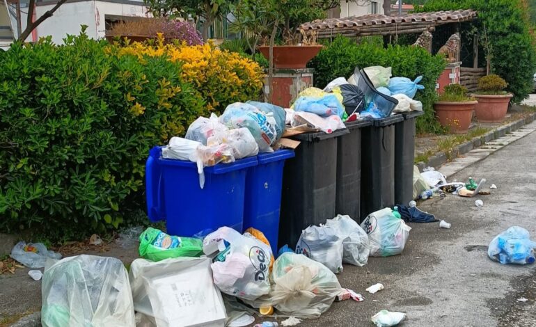 POZZUOLI/ «A Toiano rifiuti non raccolti da 3 giorni»
