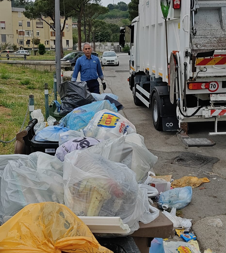POZZUOLI/ L’assessore all’ambiente bacchetta gli incivili «A Toiano non fanno la differenziata»