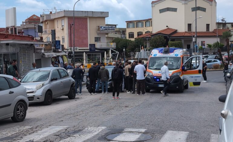 POZZUOLI/ Paura ad Arco Felice: accusa malore alla guida e si schianta contro auto in sosta – LA FOTO