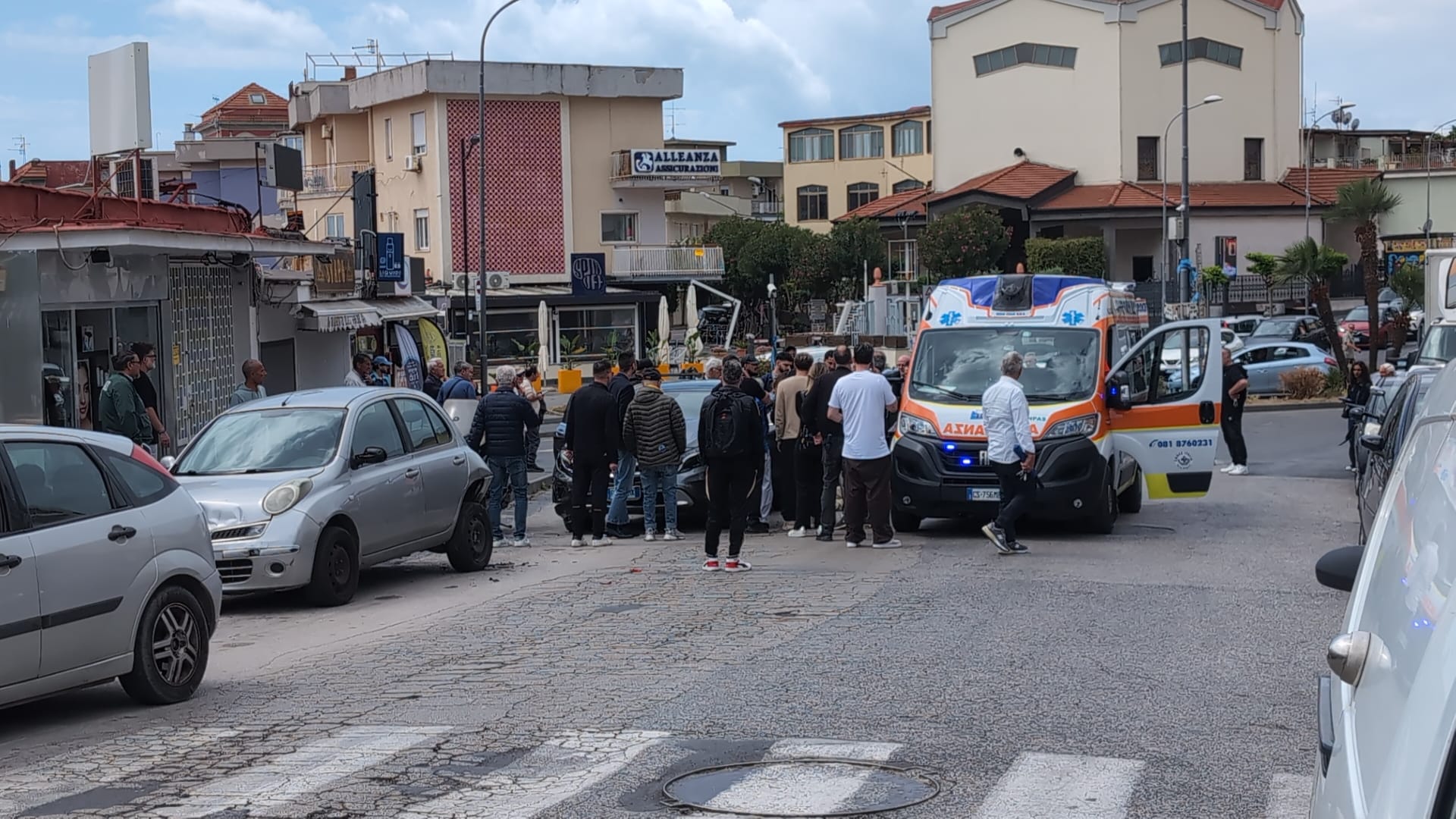 POZZUOLI/ Paura ad Arco Felice: accusa malore alla guida e si schianta contro auto in sosta – LA FOTO