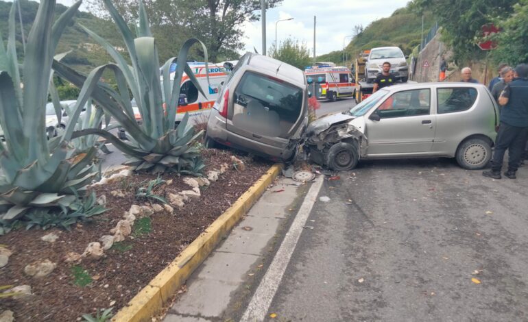 Spaventoso incidente a Pozzuoli: perde il controllo e si schianta contro un’auto