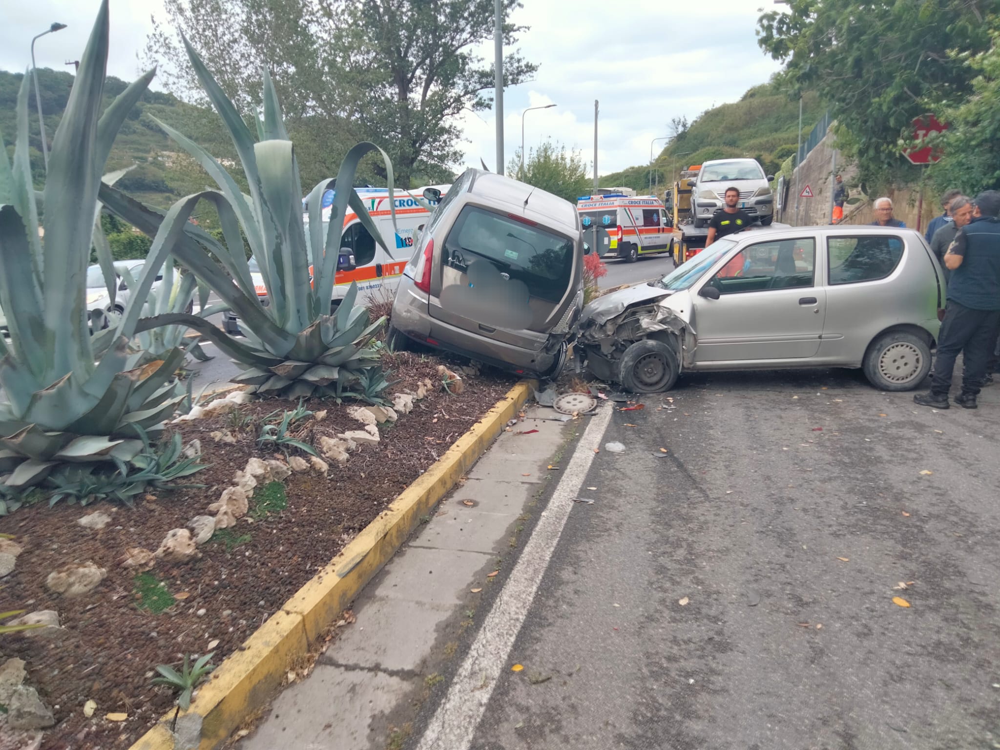 Spaventoso incidente a Pozzuoli: perde il controllo e si schianta contro un’auto