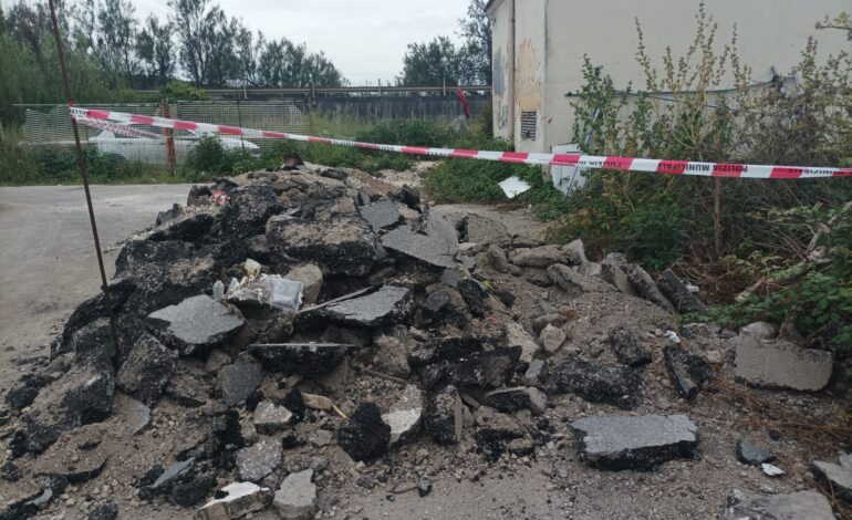 Ditta che lavora per il comune di Pozzuoli realizza discarica abusiva a Licola Mare: area sequestrata dalla Polizia Municipale